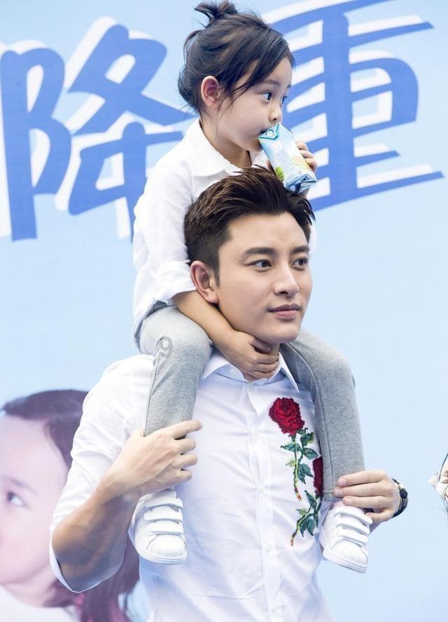 度假的时尚女孩