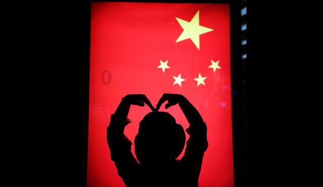 睡觉时手机放在枕边真的会辐射大到长脑瘤？游戏画面