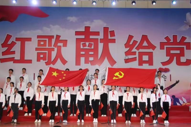 子日山长篇小说《艺术家》中的“艺术家”的象征意义