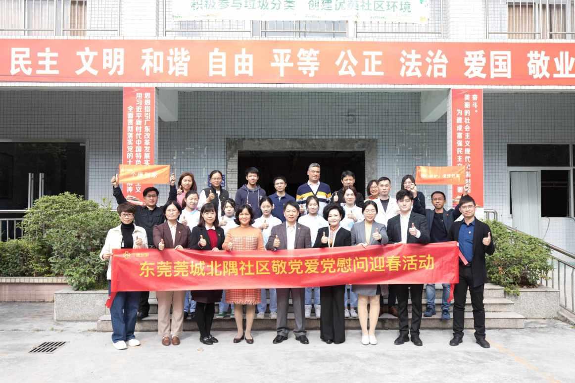 两男子摘马蜂窝,三天后路人被马蜂蜇伤致死,法院判罚30余万元