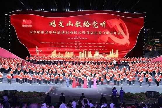 居民家中厨房起火,消防员“抢出”燃烧煤气罐, “又见最美逆行”