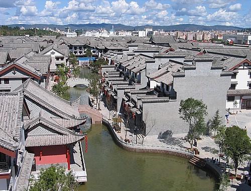 拜仁球员造访球迷俱乐部，球迷们为凯恩献歌