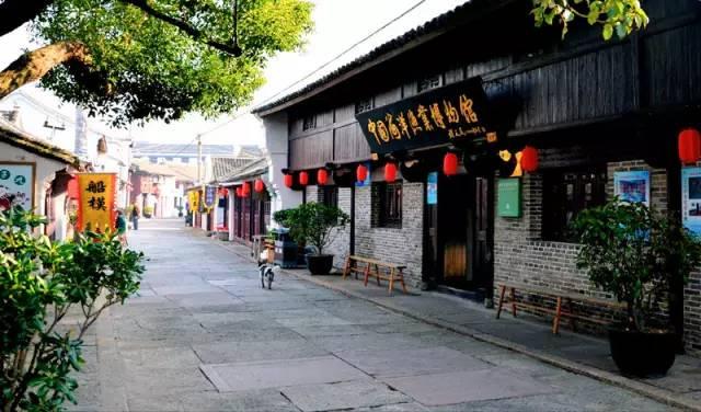 女子带着柯基在烧烤店一起撸串 店方：签子重复使用，但会消毒