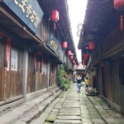 酒泉新观：超万面定日镜“绽放”戈壁小镇